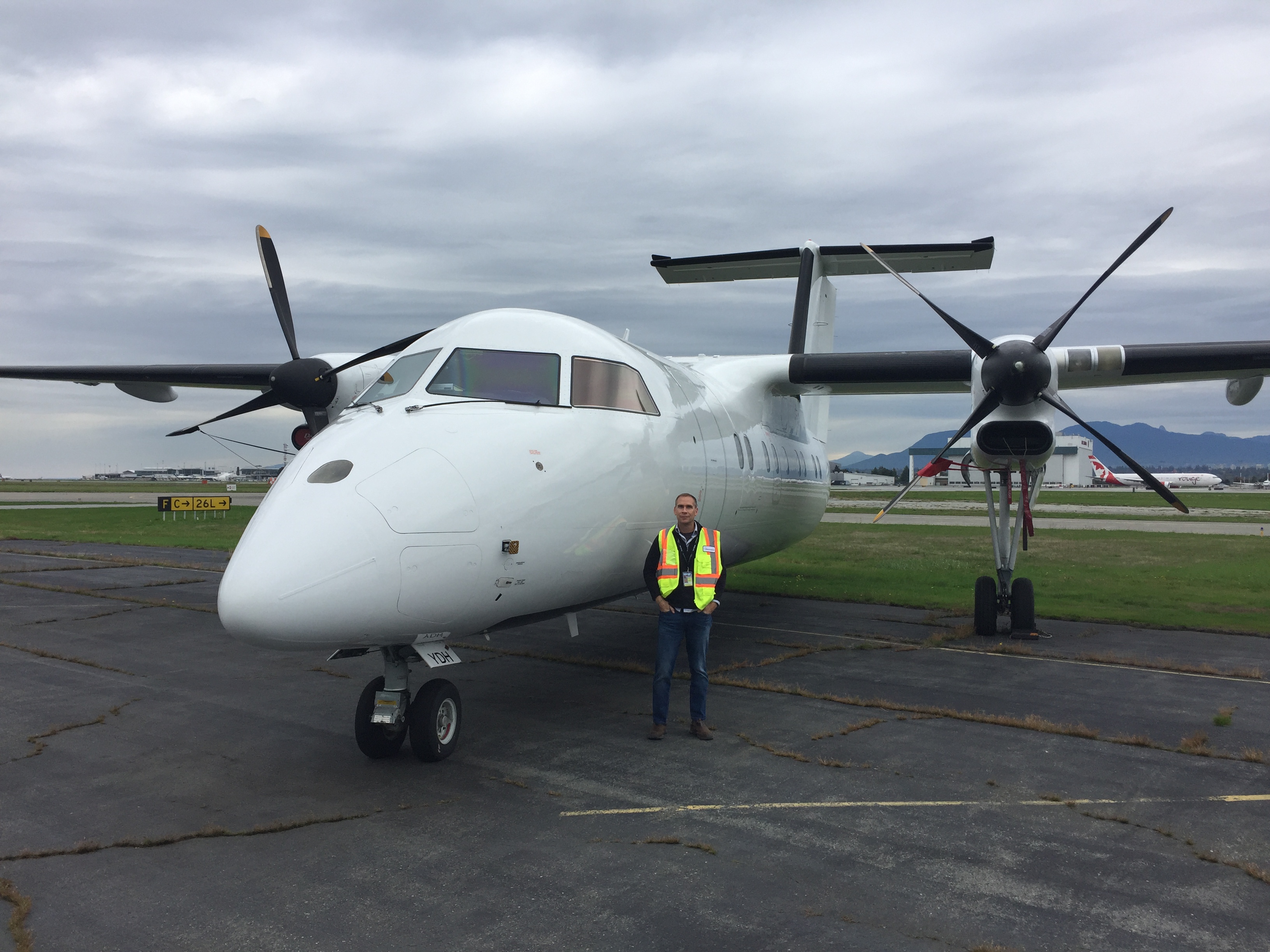 JM DHC8-100 Exterior